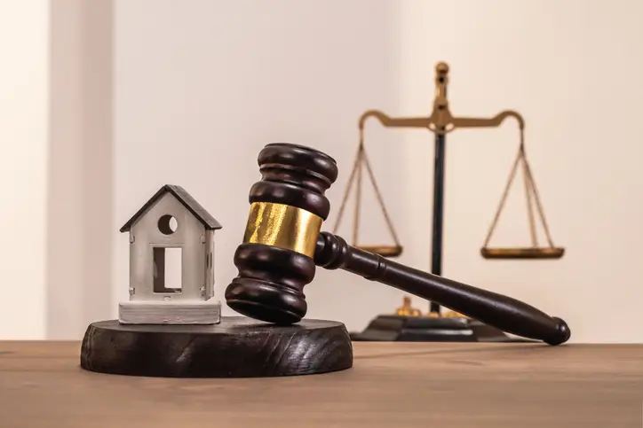 gerichtliches mahnverfahren bild mit hammer vom gericht