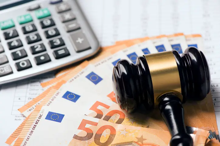 nachgerichtliches inkasso mit hammer und geld vom gericht